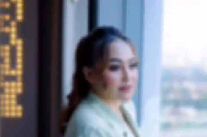 Komedian sekaligus presenter wanita ini mengandung anak kembar di usianya yang ke037
