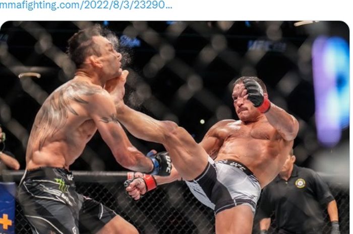 Momen jagoan sangar, Michael Chandler melepas tendangan ke arah Tony Ferguson pada UFC 274.
