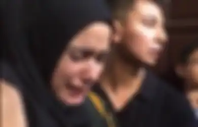 Hatinya Tercabik-cabik, Fairuz A Rafiq Tak Kuasa Bendung Air Mata Ungkapkan Kondisi Anak-anaknya Usai Skandal Ikan Asin Jadi Sorotan: Maafin Mami...