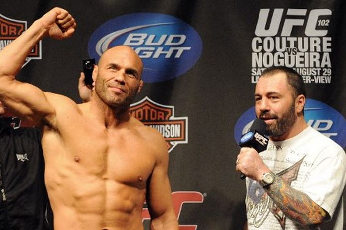 Raja 2 divisi pertama UFC, Randy Couture (kiri), pertama kali tampil di oktagon pada 30 Mei 1997.