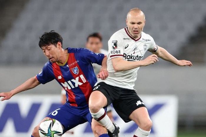 Andres Iniesta (kanan) saat memperkuat Vissel Kobe di Liga Jepang. Vissel menjadi satu-satunya tim pemakai produk jersei lokal dari Asics (6/4/2022).