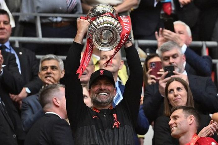 Juergen Klopp membawa Liverpool juara Piala FA 2021-2022 usai mengalahkan Chelsea dalam babak final di Stadion Wembley, Sabtu (14/5/2022).