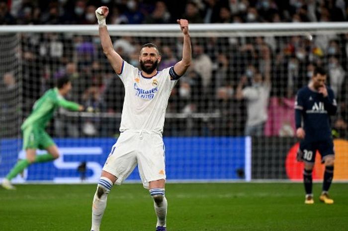 Striker Real Madrid, Karim Benzema, melakukan selebrasi usai mengalahkan Paris Saint-Germain dalam laga leg kedua babak 16 besar Liga Champions di Stadion Santiago Bernabeu, Rabu (9/3/2022).