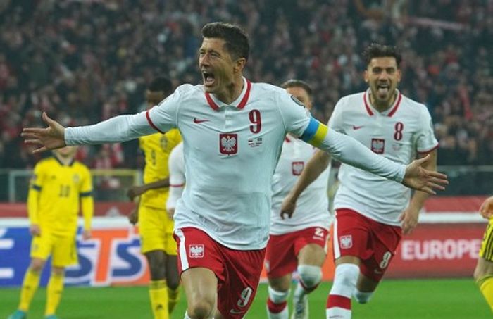 Striker timnas Polandia, Robert Lewandowski, merayakan gol ke gawang timnas Swedia dalam laga final play-off Path B Kualifikasi Piala Dunia 2022 Zona Eropa di Stadion Slaski, 29 Maret 2022.