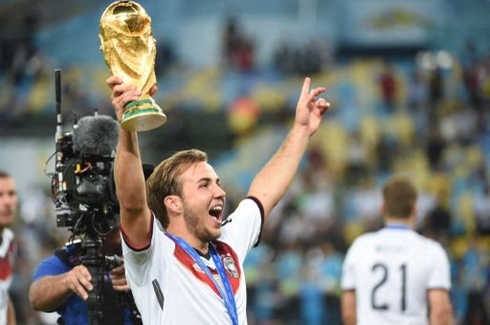 Mario Goetze berpose dengan trofi juara Piala Dunia usai membawa timnas Jerman kalahkan Brasil pada final di Rio de Janeiro (13/7/2014).