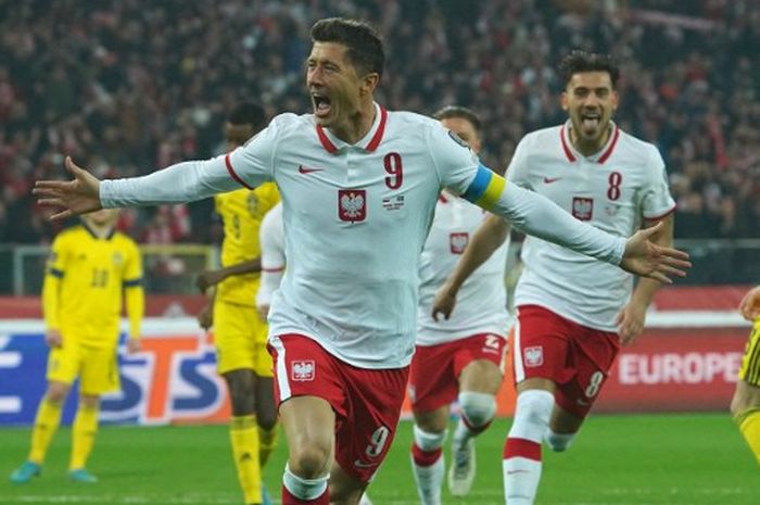 Striker timnas Polandia, Robert Lewandowski, merayakan gol ke gawang timnas Swedia dalam laga final play-off Path B Kualifikasi Piala Dunia 2022 Zona Eropa di Stadion Slaski, 29 Maret 2022.