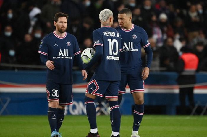 Kiri ke kanan: Lionel Messi, Neymar, dan Kylian Mbappe, merayakan gol Paris Saint-Germain kala jumpa Saint-Etienne di Parc des Princes Stadium, Paris, 26 Februari 2022.