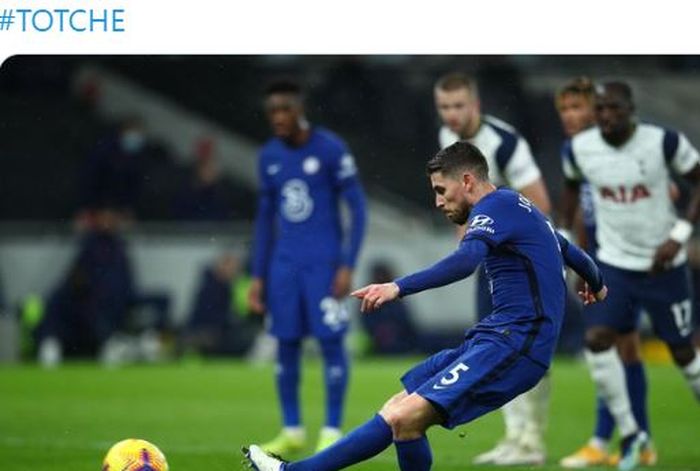 Gelandang Chelsea, Jorginho, mencetak gol penalti dalam laga Liga Inggris kontra Tottenham Hotspur di Tottenham Hotspur Stadium, Kamis (4/2/2021).