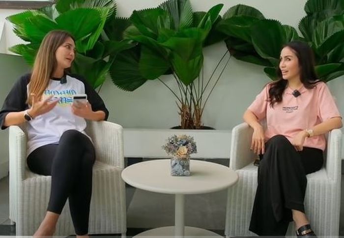 Luna Maya saat berbincang dengan Momo Geisha