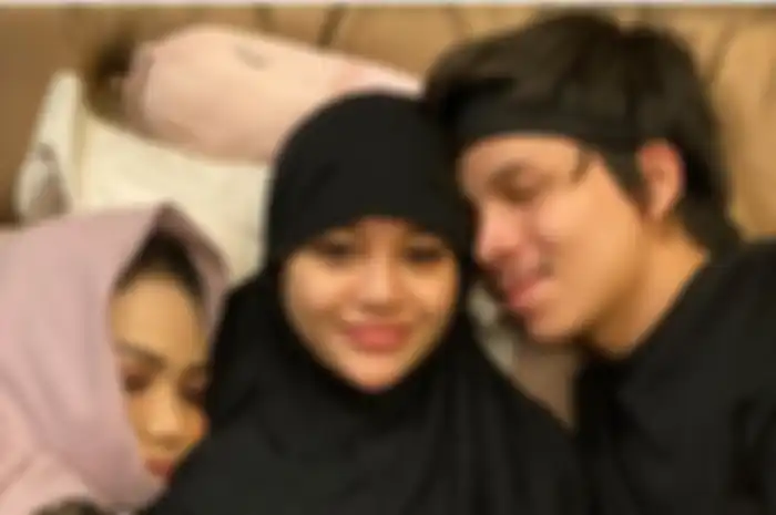 Krisdayanti memeluk erat Aurel yang tengah terbaring di atas kasur