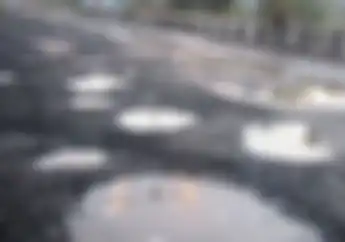 Kurang Hati - hati Saat Hindari Lubang, Pemotor Terjatuh Lalu Masuk Kolong Truk