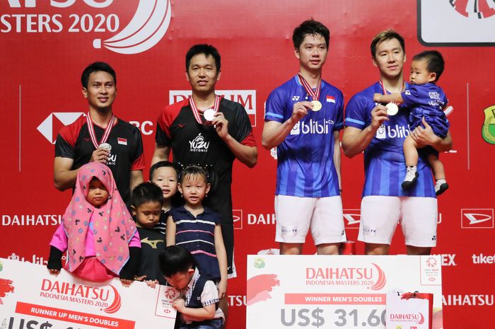 Pasangan ganda putra Indonesia, Mohammad Ahsan/Hendra Setiawan dan Marcus Fernaldi Gideon/Kevin Sanjaya Sukamuljo di podium Indonesia Masters 2020 di Istora Senayan, Jakarta, Minggu (19/1/2020).