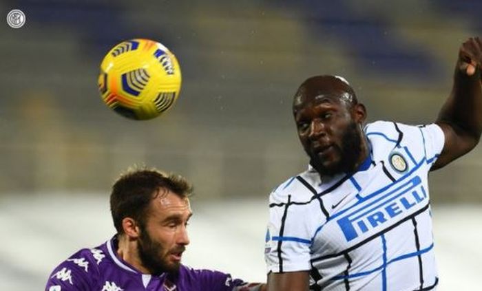 Striker Inter Milan, Romelu Lukaku, menyundul bola dalam laga Liga Italia kontra Fiorentina di Stadion Artemio Franchi, Jumat (5/2/2021).