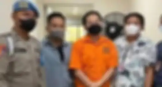 Potret Indra Kenz kenakan seragam tahanan oranye 
