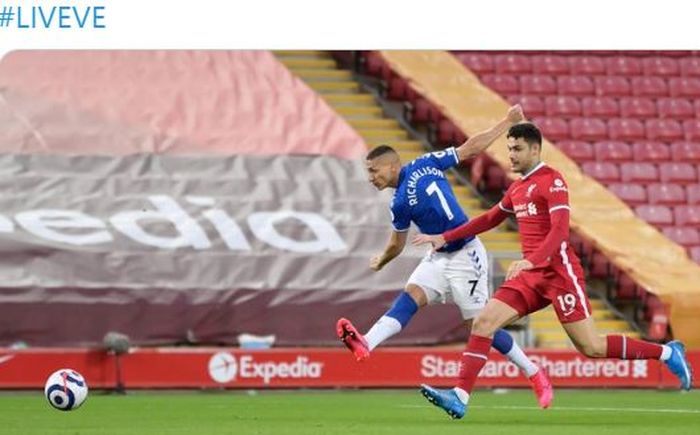 Striker Everton, Richarlison, mencetak gol ke gawang Liverpool dalam laga Liga Inggris di Stadion Anfield, Sabtu (20/2/2021).