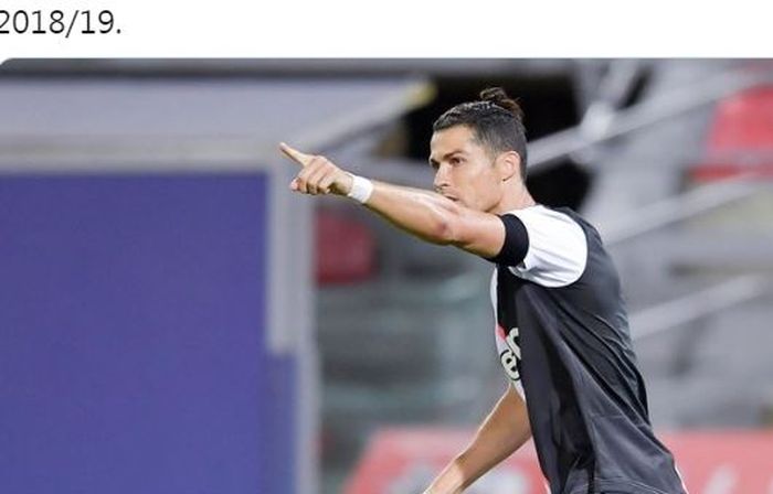 Megabintang Juventus, Cristiano Ronaldo, mencetak gol yang membuat kiper Bologna minggir pada laga Liga Italia di Stadion Renato Dall'Ara, Senin (22/6/2020).