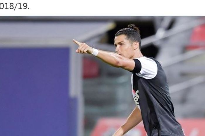 Megabintang Juventus, Cristiano Ronaldo, mencetak gol yang membuat kiper Bologna minggir pada laga Liga Italia di Stadion Renato Dall'Ara, Senin (22/6/2020).