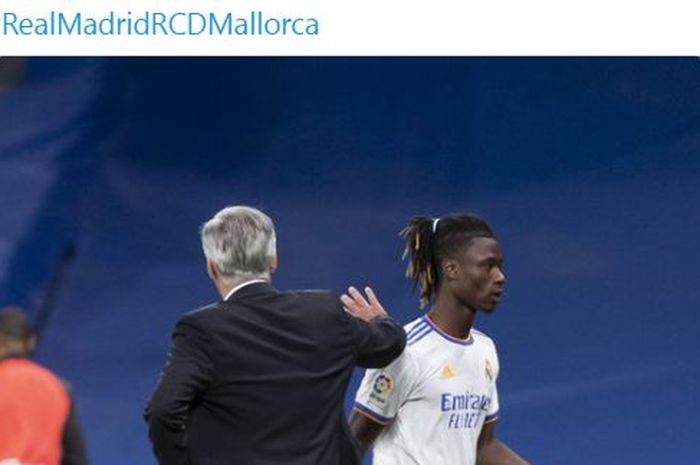 Gelandang Real Madrid, Eduardo Camavinga (kanan) dan pelatihnya, Carlo Ancelotti (kiri).