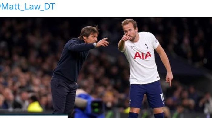 Pelatih Tottenham Hotspur, Antonio Conte, berbicara dengan Harry Kane.