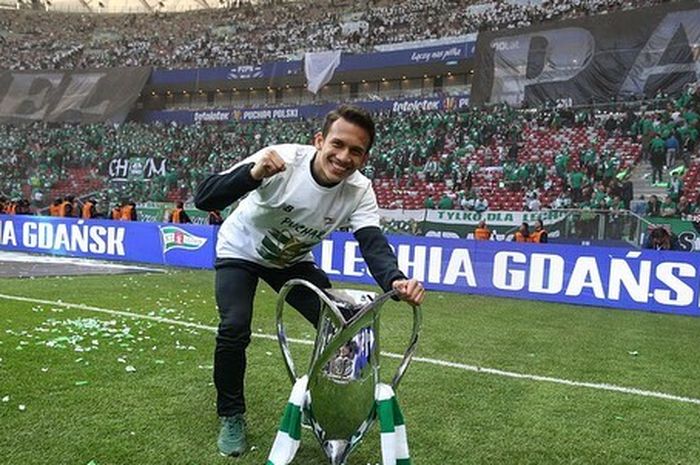 Pemain Lechia Gdansk, Egy Maulana Vikri, berfoto bersama trofi Piala Polandia 2019.