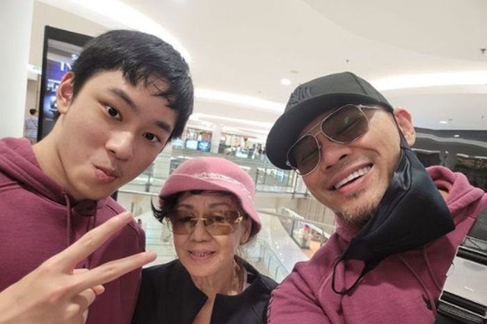 Ibunda Deddy Corbuzier bersama anak dan sang cucu