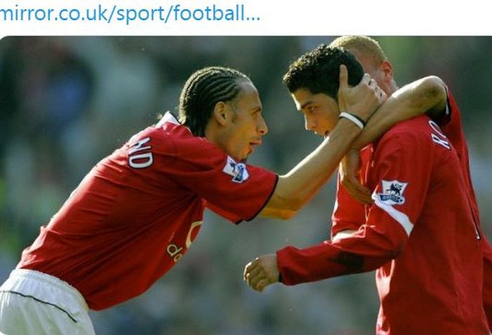 Bek Manchester United, Rio Ferdinand, memegang kepala Cristiano Ronaldo.