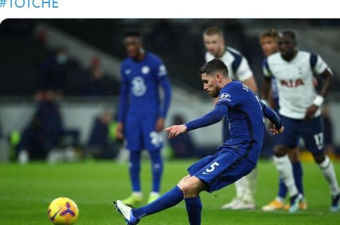 Gelandang Chelsea, Jorginho, mencetak gol penalti dalam laga Liga Inggris kontra Tottenham Hotspur di Tottenham Hotspur Stadium, Kamis (4/2/2021).