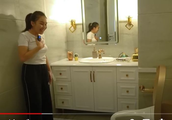 Ayu Ting Ting kaget melihat kloset di rumah Eko Patrio