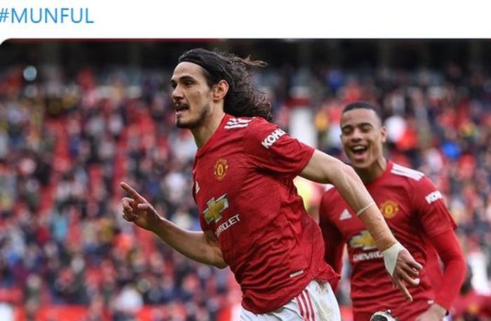 Striker Manchester United, Edinson Cavani, merayakan gol yang dicetak ke gawang Fulham dalam laga Liga Inggris di Stadion Old Trafford, Selasa (18/5/2021).