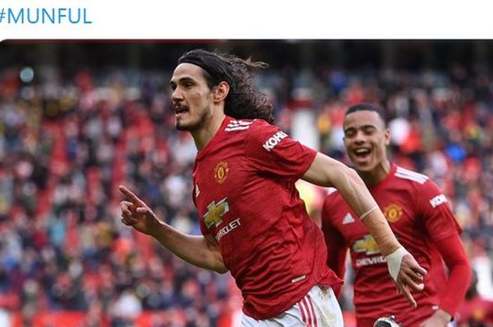 Striker Manchester United, Edinson Cavani, merayakan gol yang dicetak ke gawang Fulham dalam laga Liga Inggris di Stadion Old Trafford, Selasa (18/5/2021).