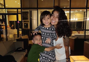 Tinggal Terpisah dengan Dua Buah Hatinya, Sheila Marcia Ungkap Kerinduan Mendalam