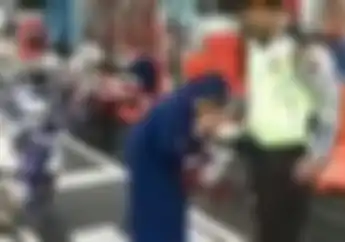 Resmi Tersangka! Emak-emak Nekat yang Gigit Tangan Polisi Terancam 5 Tahun Penjara