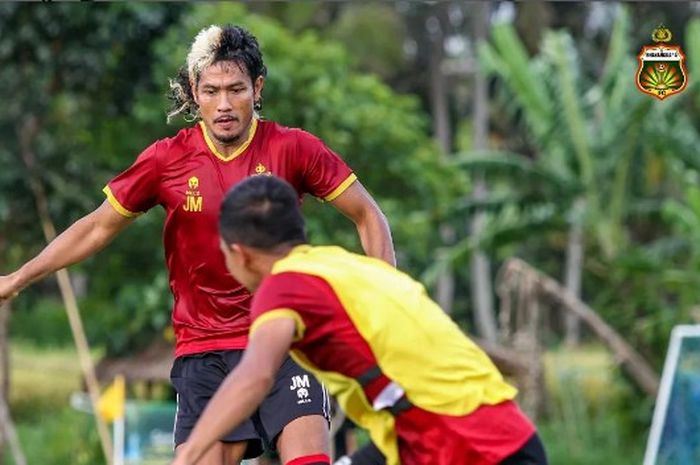 Dua pemain Bhayangkara FC pada sesi latihan