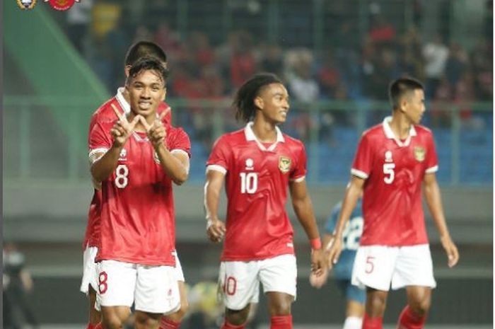 Para pemain Timnas U-19 Indonesai merayakan gol yang tercipta saat melawan Brunei Darussalam pada Senin (4/7/2022).