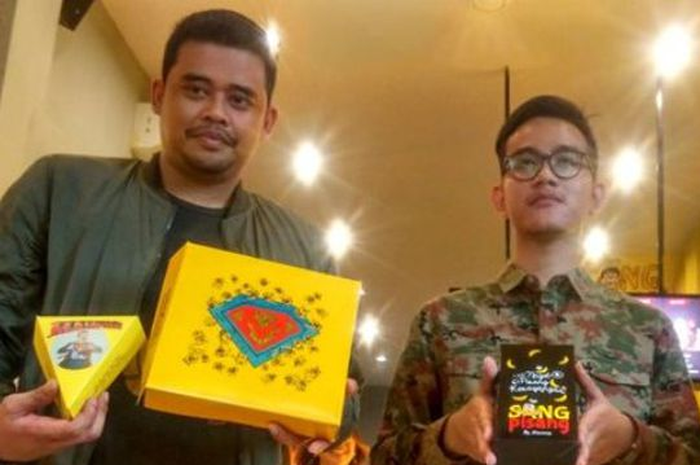 Bobby Nasution (kiri), menantu Presiden RI Joko Widodo, serta kedua anak Jokowi, Gibran Rakabuming R