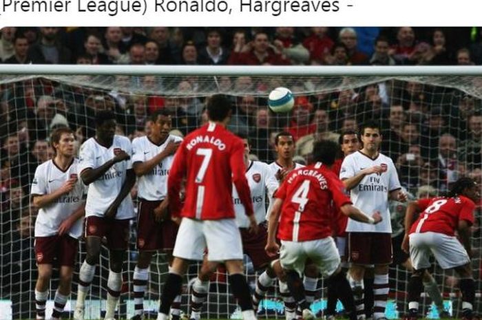 Cristiano Ronaldo menyaksikan Owen Hargreaves mengeksekusi free-kick saat membela Manchester United.