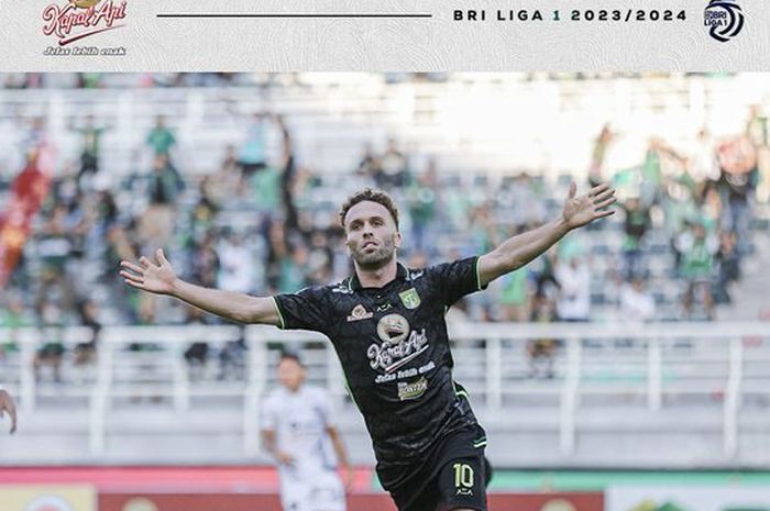 Selebrasi Ze Valente usai mencetak gol kemenangan Persebaya Surabaya atas Borneo FC di Stadion Gelora Bung Tomo, Surabaya pada Minggu (3/9/2023).