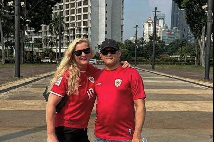 Ayah dan Ibu Justin Hubner turut menonton laga timnas Indonesia Vs Irak di Stadion Utama Gelora Bung Karno (SUGBK), Kamis (6/6/2024).