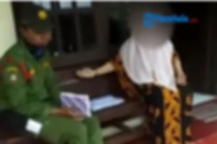 Seorang ibu mendadak viral lantaran mengamuk petugas yang datang mendata Covid-19