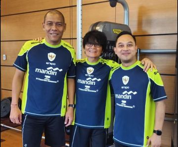 Nova Arianto, Dokter Choi Ju-yong dan Dokter Alfan Asyhar saat berfoto bersama pada Jumat (30/8/2024).
