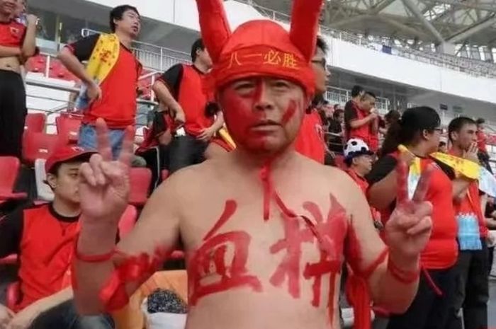 Gui Erniu selalu tampil unik setiap kali mendukung Timnas China. Dia meninggal kurang dari 3 jam seusai timnasnya dihajar Jepang 7-0 dalam Putaran Ketiga Kualifikasi Piala Dunia 2026 zona Asia.