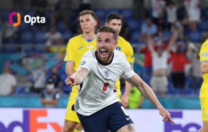 Gelandang Inggris, Jordan Henderson, merayakan gol ke gawang Ukraina di perempat final Euro 2020.