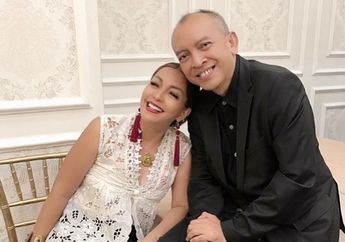 Sang Suami Tak Lagi Gunakan Alat Bantu Pernapasan dan Kondisinya Berangsur Membaik, Soraya Haque Tatap Mesra Ekki Soekarno Sembari Genggam Erat Tangannya