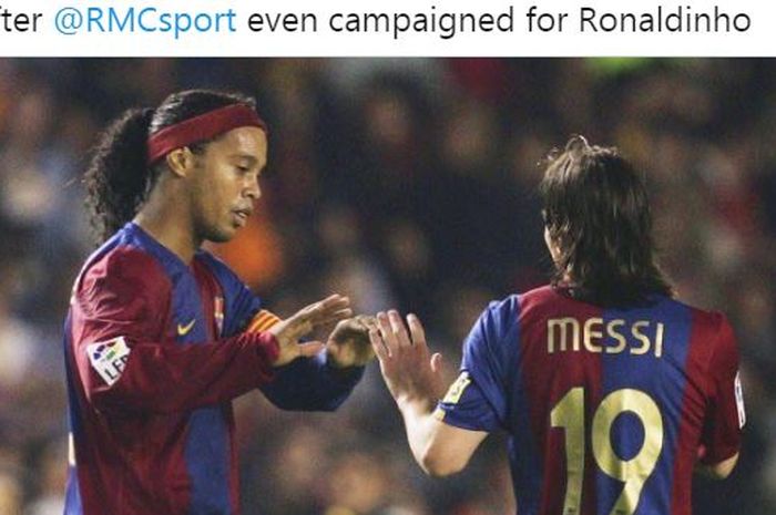 Ronaldinho dan Lionel Messi beraksi dalam balutan seragam Barcelona.