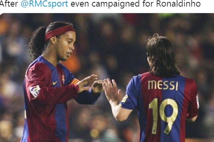 Ronaldinho dan Lionel Messi beraksi dalam balutan seragam Barcelona.