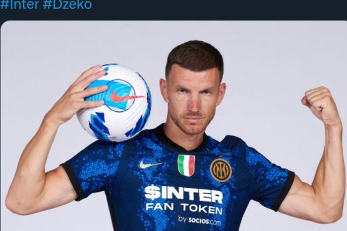 Edin Dzeko saat diresmikan sebagai pemain baru Inter Milan.