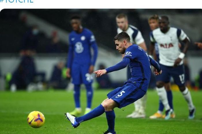 Gelandang Chelsea, Jorginho, mencetak gol penalti dalam laga Liga Inggris kontra Tottenham Hotspur di Tottenham Hotspur Stadium, Kamis (4/2/2021).