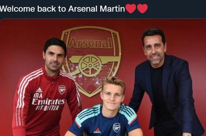 Mikel Arteta (kiri) dan Edu saat meresmikan transfer Martin Odegaard ke Arsenal di bursa transfer 2021.