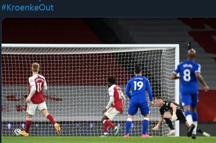 Kiper Arsenal, Bernd Leno, melakukan gol bunuh diri dalam laga Liga Inggris versus Everton, 23 April 2021.