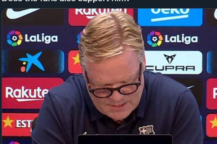 Pelatih Barcelona, Ronald Koeman, membaca pernyataan pribadinya dalam jumpa pers, 22 September 2021.